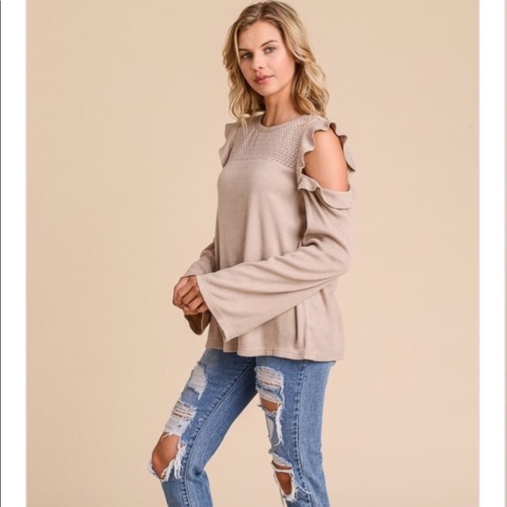 ‼️CLEARANCE‼️ Cold Shoulder Top - Picture 2 of 8